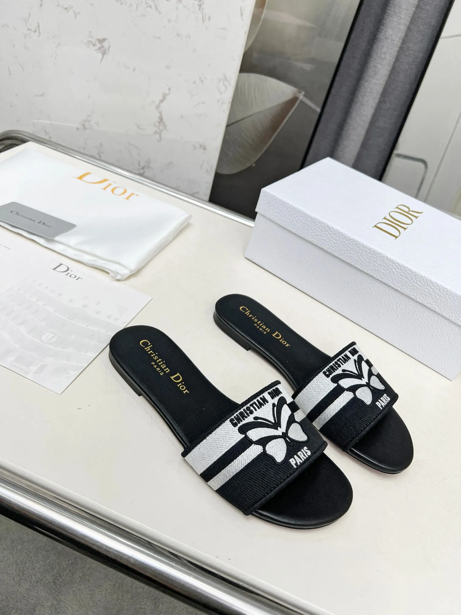 👟👟Ex-factory price 280👟👟 Genuine leather sole +30 CD•Dior women's presbyopic embroidered leather sole slippers Christian Dior has always been synonymous with magnificence and elegance, and has always been at the top of the fashion palace👍 What is particularly worth mentioning is: the embroidered ✨ pattern on the sole reproduces one of the cherished symbols of Christian Dior✅ More than a hundred colors to choose from ◽️️Upper: Selected top-quality embroidered cotton ◽️Inner lining: imported sheepskin ◽Number 35-40 (customized at 41.42.43)